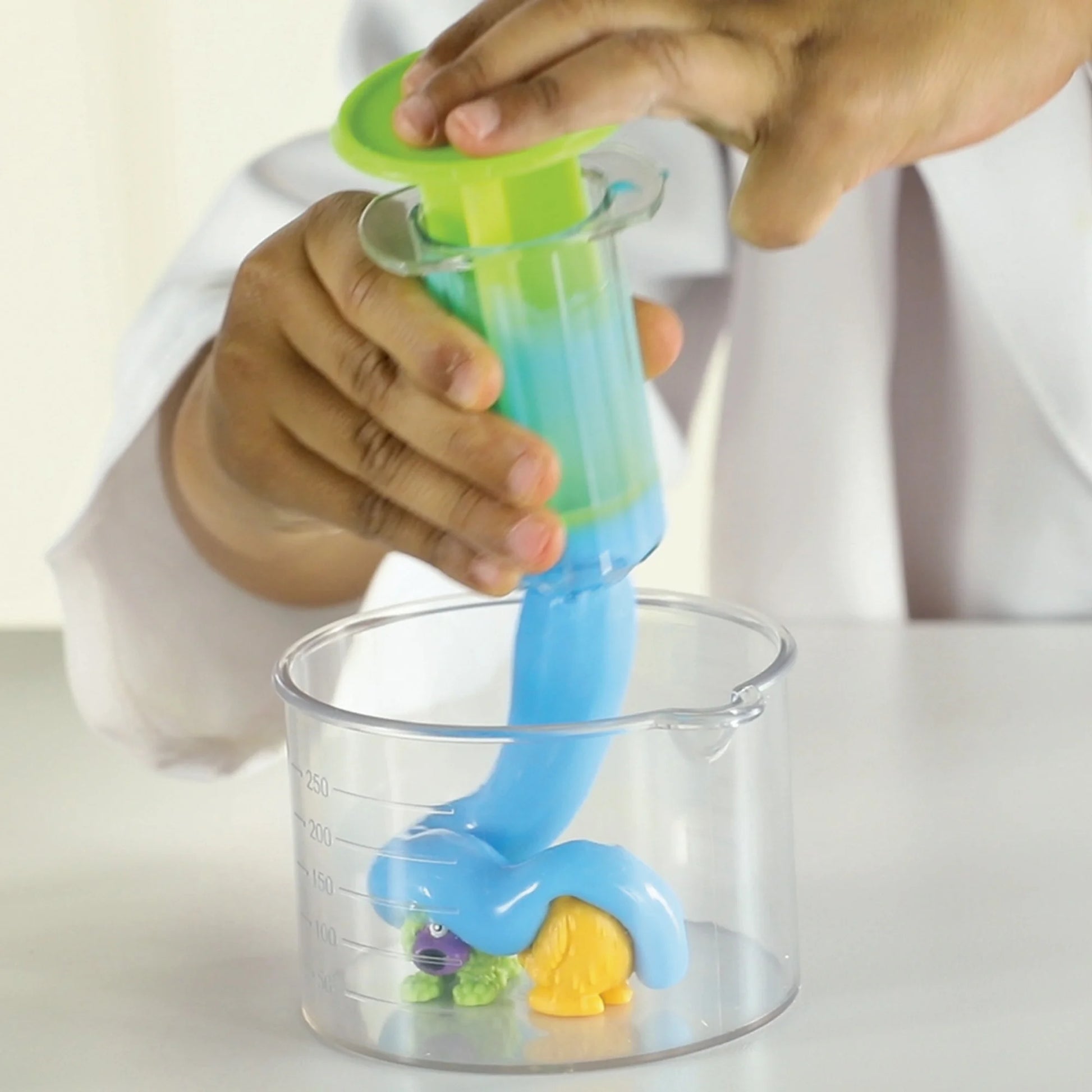 Learning Resources Beaker Creatures Alien Experiment Lab - 18 Pieces Boys and Girls Ages 5, 6, 7+ Science Toys, Science Kit for Kids